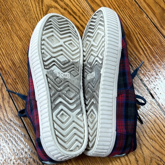 Toms brand red and blue plaid fabric sneakers. Women’s Size 9.  Great condition - Picture 6 of 11